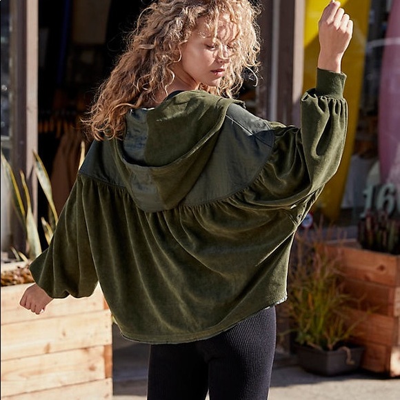 NWOT FREE PEOPLE MOVEMENT LET IT GO CROPPED HOODIE - Picture 2 of 5